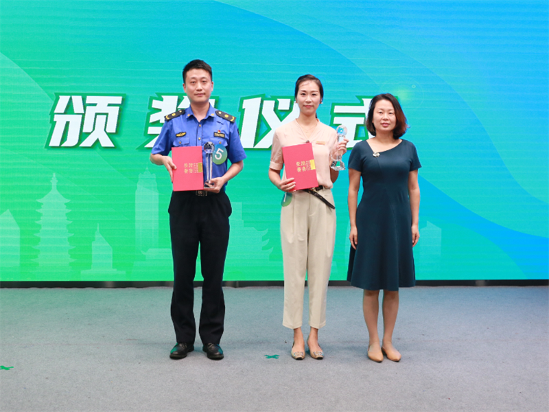 宁波市生态环境局党组成员、副局长马颖颖为一等奖获得者颁奖.png