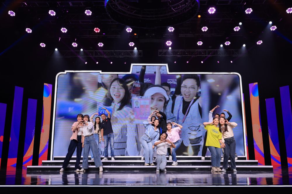 图6 年轻记者以歌舞表演的形式，彰显亚运宣传融媒报道中的青春力量。.jpg