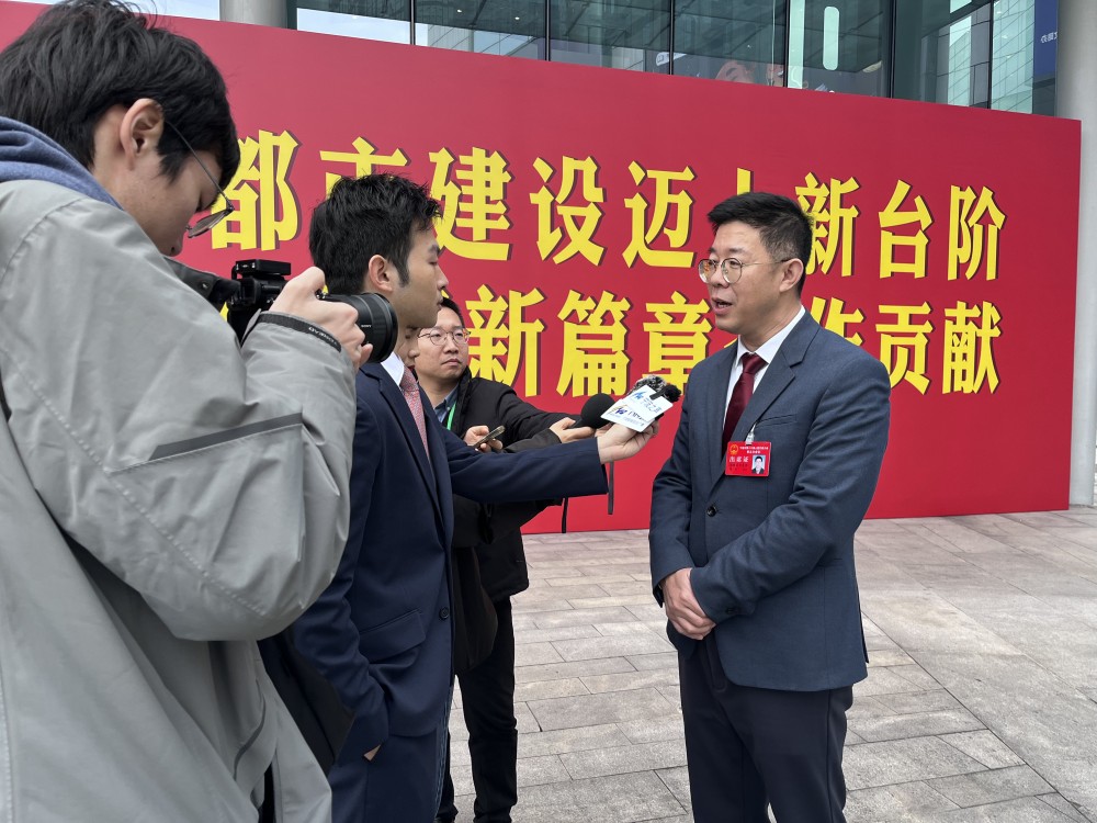 广播新闻记周凌辉、陈嘉玮、屠夏峰现场采访.jpg