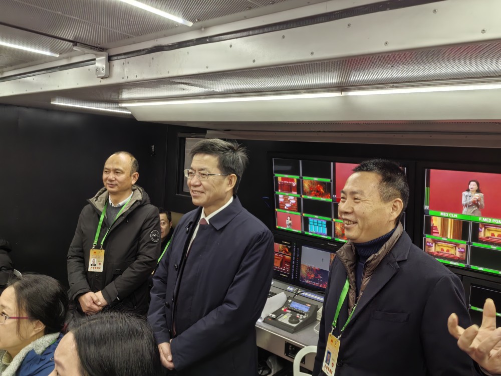 市人大常委会主任张平和市政协主席陈龙来到现场直播车看望工作人员，高度肯定直录播工作 (5).jpg