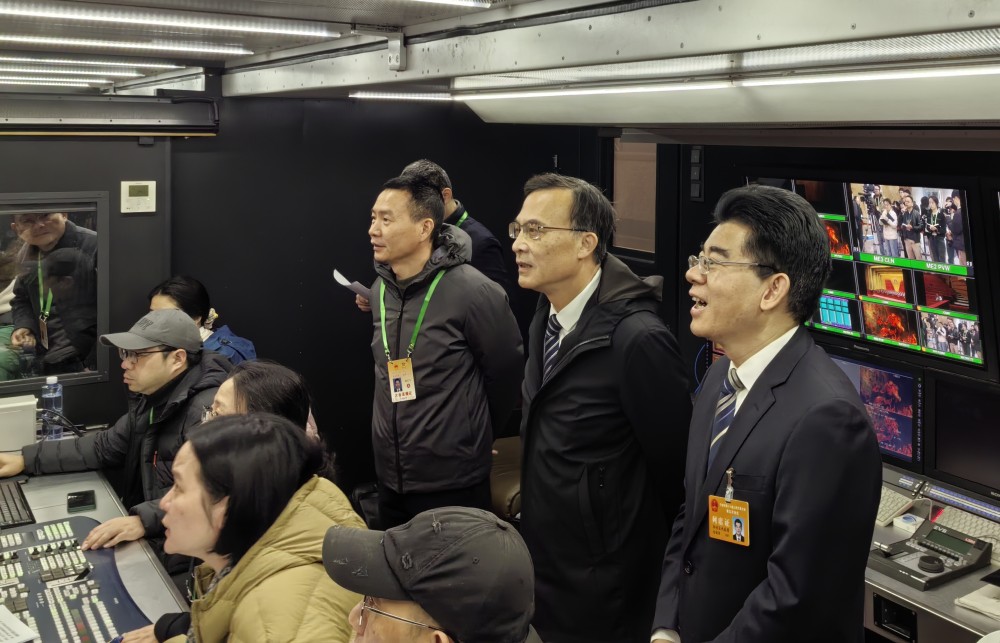 市人大常委会主任张平和市政协主席陈龙来到现场直播车看望工作人员，高度肯定直录播工作.jpg